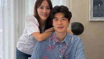 기성용, 이적 아픔 속 한혜진과 결혼 12주년…“착한 남편, 바보 아빠”