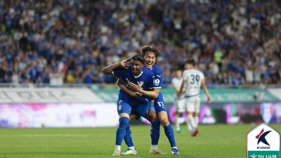 '19경기 14승' 파죽지세 1위→그런데 우승 여전히 모른다... '좀비 맹추격' 2위, 어느새 승점 '단 4점 차'