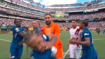 추하다! PSG 감독, 준우승에 정신 나갔다...충격 폭행 논란 상대 공격수 얼굴 가격→선수들이 제지