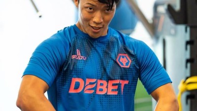 “HWANG 대단해! 최고야!” 동료들 반응 폭발했다. 황희찬 “팀 떠날 것” 추측 속 프리시즌 훈련 참여