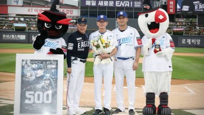 ‘KT에서만 500승’ 이강철 감독, 해외여행 상품권+기념 액자 선물 받다…‘990승’ 김경문 감독도 축하 [오!쎈 수원]