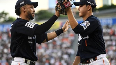 “미쳤다, 올해의 수비가 아닐까” 천금 호수비로 한화 한 시즌 두 번째 10연승 이끈 리베라토…동료들도 엄지 척! [MK잠실]