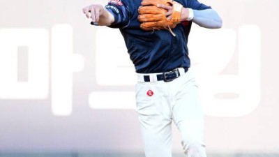 한때 타격 1위까지 했던 '트레이드 복덩이' 2군행, 김태형 감독 백업 보다는 열흘 추스르고 오는게 낫다 [MD고척]