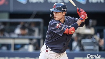 '싹쓸이 적시타 → 고의4구' 위압감... 복귀 시동 건 롯데 '50억' 내야수