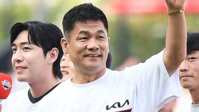 '스윕패 충격' KIA팬을 뭉클하게 만든 단 한 순간...물난리 속 노인 구한 의인의 시구 [광주 현장]