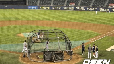 ‘충격 역전패’ 152억 포수의 송구 실책-78억 1루수의 아쉬운 포구…밤 11시, 그라운드에서 고토 수석과 조인성 코치의 재연, 무엇이 문제였나
