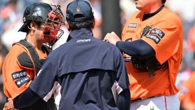 '1이닝 5실점 와르르' 류현진, KBO리그 '개인 최소 이닝' 강판 치욕…김광현과 첫 대결, 32구 던지고 OUT [대전 라이브]