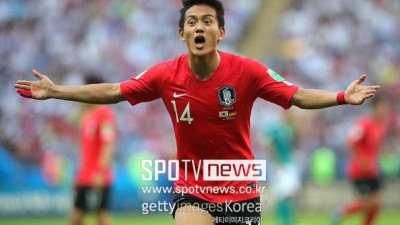 '독일 국가대표팀을 울렸던' 韓 역대급 '국민 풀백'이 돌아왔다...환상 프리킥으로 건재함 증명→'구관이 명관'