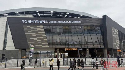 [단독]'NC파크 비극 되풀이될뻔'… 한화생명볼파크, 간판 낙하 사고