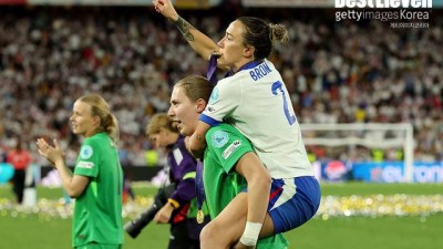 사람 아니야 '미친 투혼' 정강이뼈 부러진 채 대회 전 경기 소화… 잉글랜드 女 유로 우승 이끈 DF의 정신력