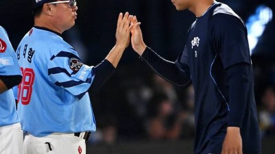 어이없는 실책으로 동점에 추격점까지... 온화해진 '6연승' 명장 더욱 잘하려다 몇 개의 에러가...[부산 코멘트]
