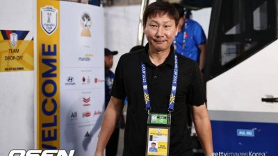日 주심에게 절할 정도...'챔피언' 김상식 감독, 대폭발한 사연 추가시간 5분→90+11분까지 경기 안 끝냈다