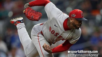 163km/h 쿠바산 미사일 '쾅'...'세계에서 가장 빠른 공을 던지는 사나이' 채프먼, 3구 삼진으로 복귀 신고 완료!