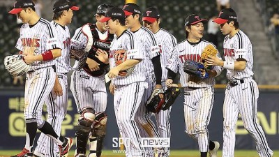 후반기 1위 LG 경기력 심상치 않다, 염경엽 감독이 본 결정적 순간은 모두 수비였다