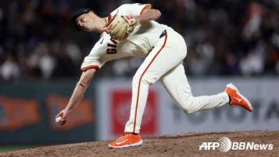 이정후의 SF 끝내 시즌 포기! ERA 1.80 필승조 전격 트레이드, 263승 전설도 매물 내놨다