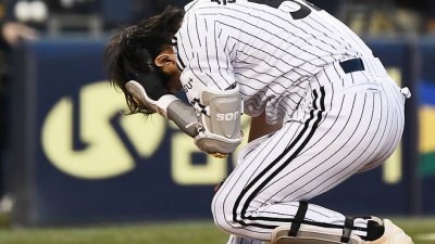 세상에 이런 불운이...오지환 갑작스런 교체, 대타로 나온 손용준 149km 강속구 '충격 헤드샷' [잠실 현장]