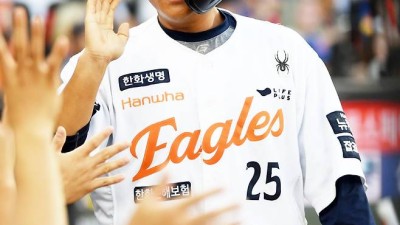 '(손)아섭아! 여기가 1위팀이야…'경기 중 깜짝 트레이드' 한화, 삼성 잡고 '위닝시리즈' [대전 리뷰]