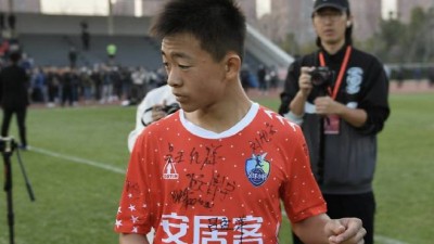 한국까지 '와르르' 무너뜨린 中 축구의 새 희망, 선배들과 다르다! 16세 조기 축구 유학 선택...스페인 4부리그 팀 입단