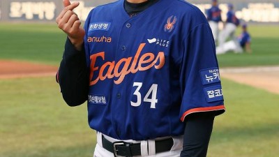 손아섭, 명품가방 선물하고 등번호 31번 찾는다?…원래 주인은 '부산고 후배' 정이황→이야기 잘했다 [광주 현장]