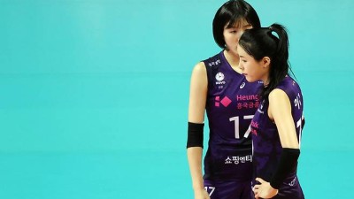 4년 만에 코트 복귀한 이재영, 등 뒤엔 여전히 싸늘한 여론