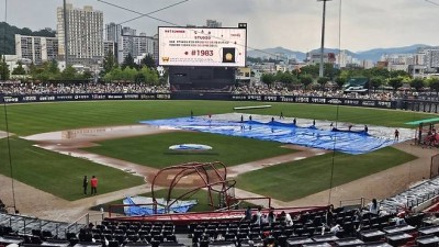 ‘갑작스러운 폭우’ KBO 광주 한화-KIA전, ‘오후 7시’ 시작으로 1시간 연기 [SS광주in]