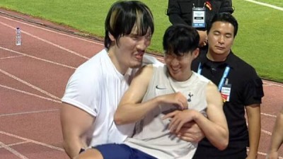 '골리앗' 최홍만, 손흥민 들어올렸다!... '수줍SON' 부끄러워 얼굴도 가려