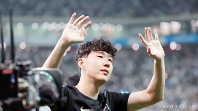손흥민, 토트넘 선수들과 코치진에 작별 인사…한국에 남았다