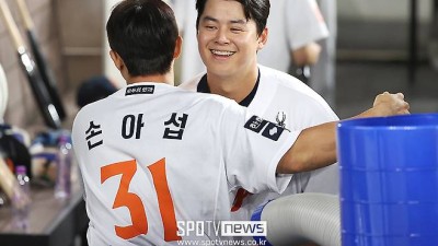 '(노)시환아 잘했다!' 이적생 손아섭…득점하자 달려가 뜨거운 포옹 '한 팀 된 순간'