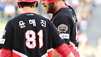 오늘까지 보고 안 좋으면…'10G 타율 0.176' 기대가 안 되는 ML 88홈런 타자, 이범호 속 타들어간다 [MD부산]