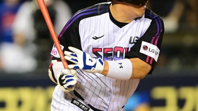 ‘김현수 3안타+천성호 끝내기’ LG, 한화에 연장 10회 2-1 역전승..1위 지켰다