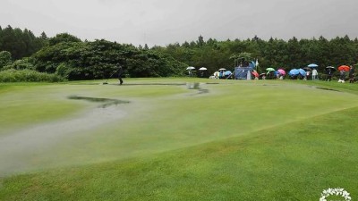 제주에 쏟아진 비…KLPGA 삼다수 마스터스, 강우로 3R 일시 중단
