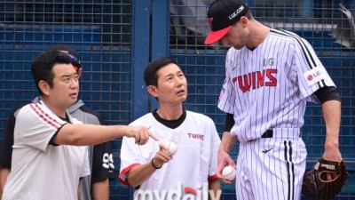 'LG 새 외인 투수가 성공하려면...' 염갈량, 직접 볼펜 내려가 그립 잡았다. '첫 불펜 투구' 톨허스트에게 무슨 조언 했나 [유진형의 현장 1mm]