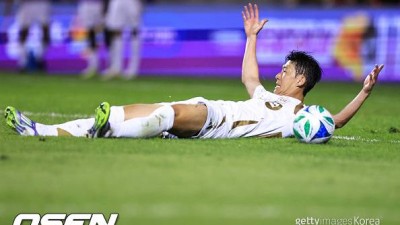 뒤에서 등을 '퍽'.. 데뷔전서 'PK 얻어낸' 미친 활약 SON, 패배 위기 팀 구해→LAFC, 시카고와 2-2 무승부[경기종료]