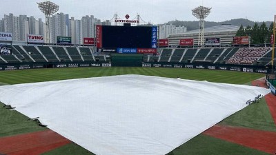 롯데-SSG 경기 앞둔 사직야구장에 계속 되는 비, 경기 열릴 수 있을까?[부산 현장]