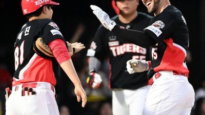 '이게 웬일이냐' 교체설 시달리던 위즈덤, 투런포 치고 활짝...KIA 2회 홈런 3방 '대폭발' [창원 현장]