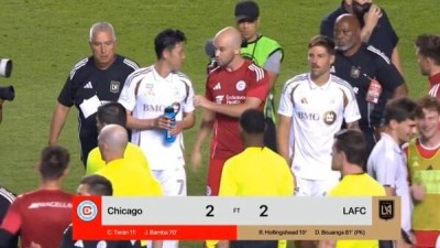 쏘니! 쏘니! 쏘니! '이례적 상황' 무섭게 몰려든 선수단 ...'데뷔전' 손흥민, 향해 유니폼 교환 요청, 스몰 토크 쇄도→이것이 대한민국 캡틴의 위상!
