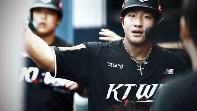오른손 괴물 문동주도 절레절레…'타율 0.441→신인왕 0순위' KT 안현민, 폰세 제치고 7월 MVP 선정