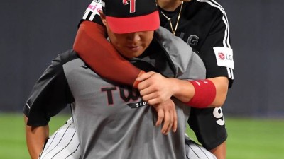 업혀서 교체됐던 박해민 선발 제외. 발목 인대 부분 손상. 555경기 연속 출전 중단 위기. 3,4경기 대타 출전[수원 현장]