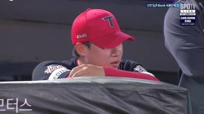 경기 중 '눈물'까지 흘렸던 2025시즌, 그래서 더 안타까운 '다사다난' 윤영철의 수술 [IS 이슈]
