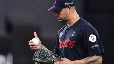 5실점이나 했는데 '따봉?' 새로 데려온 롯데 외인 투수 데뷔전 충격 5실점, 10승 데이비슨 생각나는 팬들[대전현장]