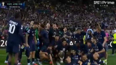 'PSG 심폐소생 왼발' 이강인, 우승사진도 명당자리에서[스한 스틸컷]