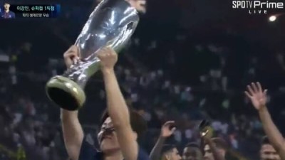 이강인 '슈퍼컵 트로피 번쩍!'... 메달은 옥에티[스한 스틸컷]