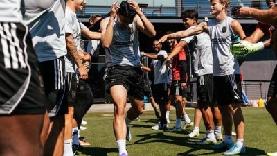 '토트넘 10년차→LAFC 신입생' 손흥민도 얄짤 없다! 첫 훈련날 포착...물 뿌리고 인디언 밥 '환영 신고식'
