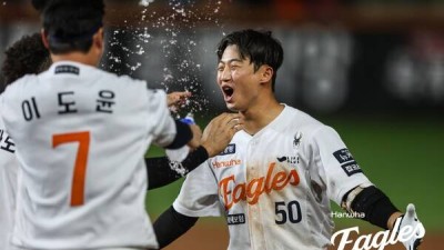 이게 롯데-한화전이지! 연속 폭투, 꽈당 주루, 주루사, 밀어내기 볼넷...대혼전 끝에 한화가 웃었다 [스춘 리뷰]