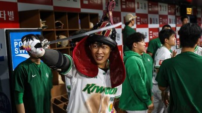 이정후가 귀띔한 송성문 MLB행 가능성...히어로즈표 6번째 빅리거 등장 기대