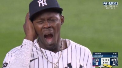 뭐 이런 선수가 다 있어? '세계 최초로 목격' 경기장에서 실책→하품→역전 결승 홈런, 양키 스타디움을 열광의 도가니로 만든 재츠 치좀