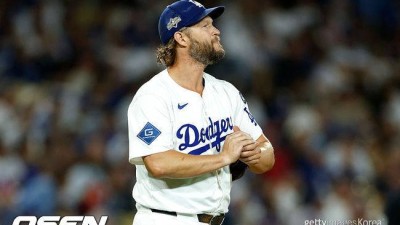 '5실점 붕괴' 왜 커쇼를 멀티 이닝 썼나, 은퇴 시즌도 가을 잔혹사라니…로버츠 감독 방치 야구, 필라델피아 2연패 뒤 1승 '반격'