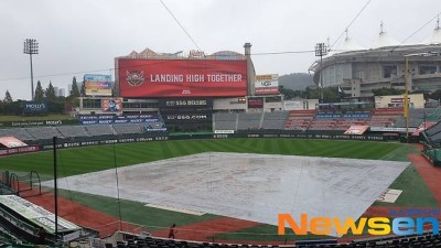 가을비에 흠뻑 젖은 인천..준플레이오프 2차전, 예정대로 열릴 수 있을까