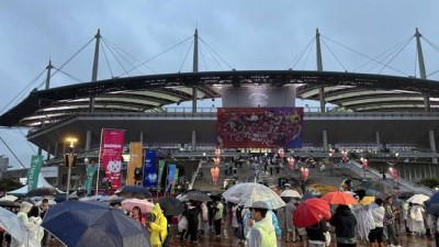 [IN VIEW] 가을비가 무슨 상관이랴...킥오프 두 시간 전 경기장 모인 축구 팬들