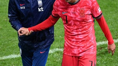 [현장에서]역사적인 날 고립된 '손톱' 손흥민, 슈팅 제로→63분만에 교체…벤치에서 수건으로 얼굴을 감쌌다